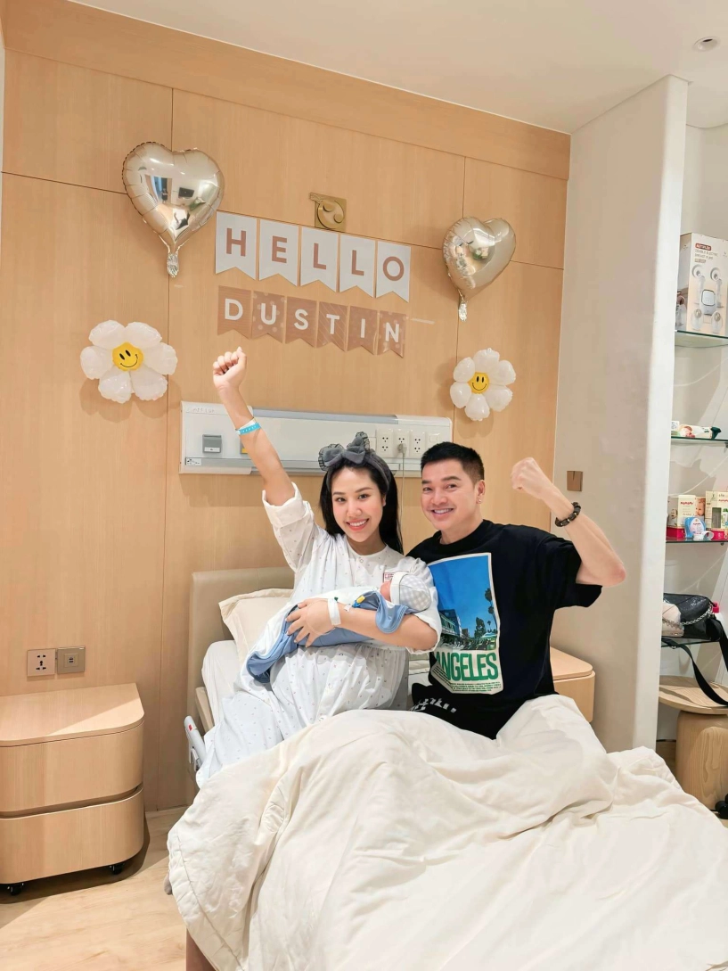 Quang minh xỏ khuyên tai cho quý tử 6 ngày tuổi vợ trẻ khoe cảnh con riêng bế em trai nửa huyết thống - 10