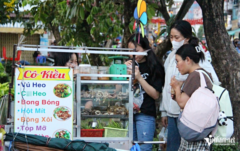Quầy hàng ăn độc lạ của bà chủ 60 tuổi ở tphcm khách ngượng đỏ mặt khi gọi món - 1