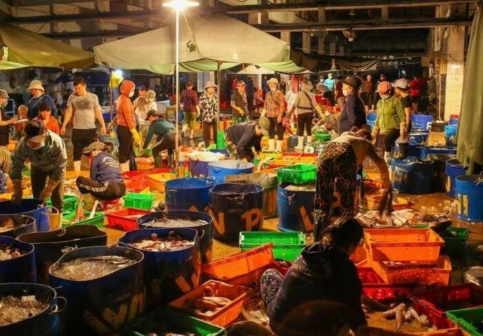 Quy nhơn có một khu chợ cá lớn và nổi tiếng bậc nhất miền trung bán đủ loại hải sản với giá tận gốc - 3