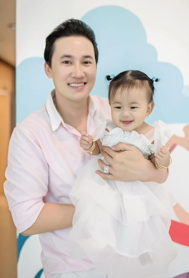 Quý tử của thanh đoàn giống hà trí quang như đúc được ba chăm bẵm từ nhỏ nên lúc nào cũng dính như sam - 8