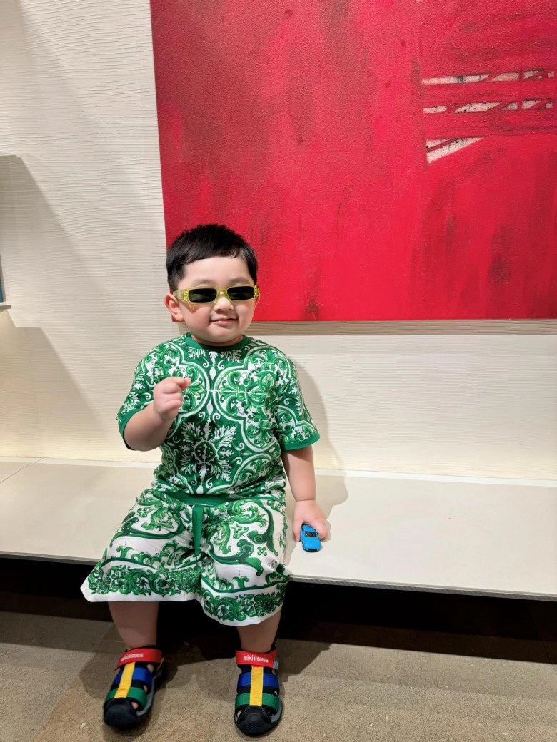 Quý tử điển trai nhà chi bảo - lý thuỳ trang đi máy bay hạng thương gia biểu cảm chuẩn con nhà giàu - 2