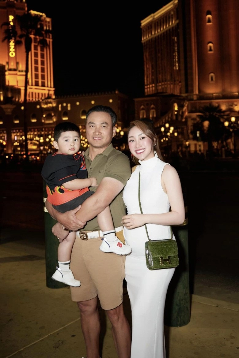 Quý tử điển trai nhà chi bảo - lý thuỳ trang đi máy bay hạng thương gia biểu cảm chuẩn con nhà giàu - 4