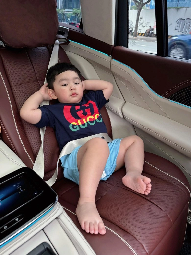 Quý tử điển trai nhà chi bảo - lý thuỳ trang đi máy bay hạng thương gia biểu cảm chuẩn con nhà giàu - 6