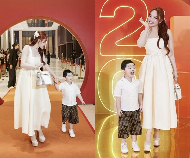 Quý tử nhà chi bảo gần 3 tuổi đã tạo dáng cực chuyên nghiệp trên thảm đỏ dáng ngồi chuẩn tổng tài tương lai - 1
