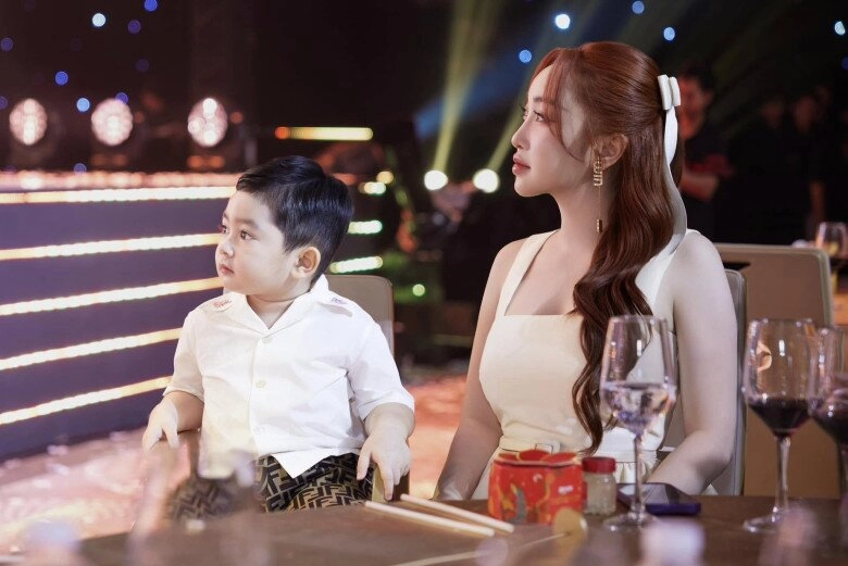 Quý tử nhà chi bảo gần 3 tuổi đã tạo dáng cực chuyên nghiệp trên thảm đỏ dáng ngồi chuẩn tổng tài tương lai - 2