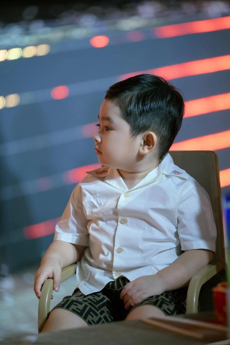 Quý tử nhà chi bảo gần 3 tuổi đã tạo dáng cực chuyên nghiệp trên thảm đỏ dáng ngồi chuẩn tổng tài tương lai - 5
