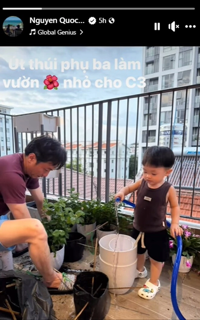 Quý tử nhà cường đô la có nụ cười má lúm giống hệt bố nam doanh nhân cùng con trai út lao động khi ở nhà - 3