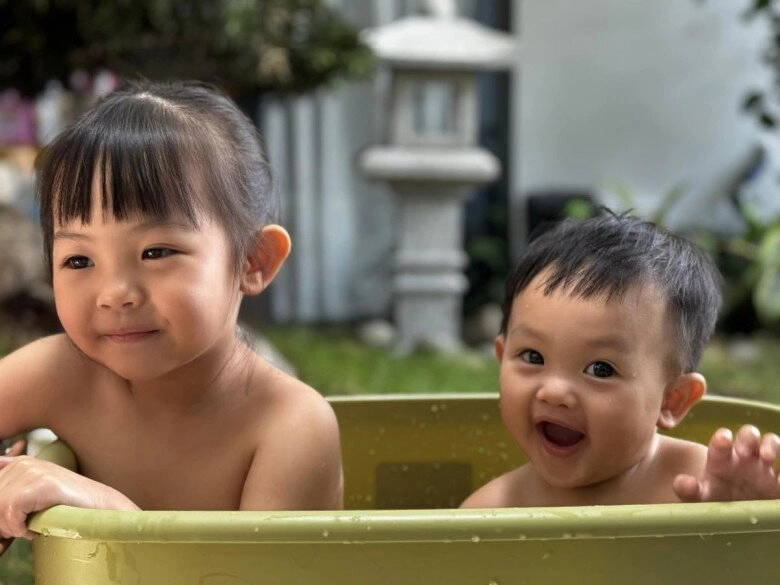 Quý tử nhà cường đô la có nụ cười má lúm giống hệt bố nam doanh nhân cùng con trai út lao động khi ở nhà - 7