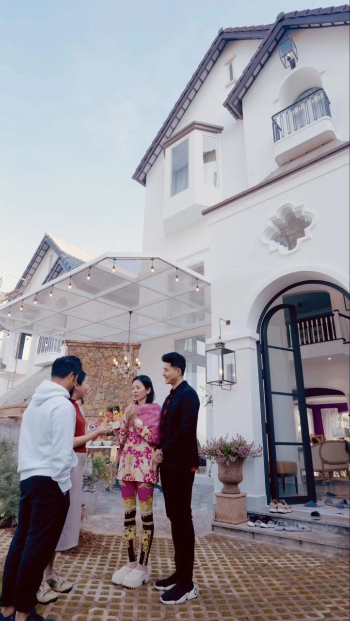 Rộ hình ảnh lệ quyên dẫn lâm bảo châu đi lựa nhà tiền tỷ mỗi lần xuất hiện đều phủ kim cương đầy người - 11