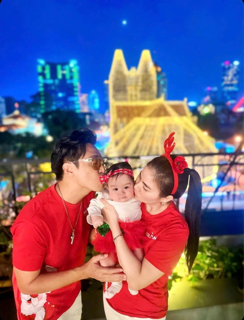 rồng con nhà sao việt đón giáng sinh ái nữ của chi bảo đội tóc giả con trai vân trang biểu cảm ngơ ngác - 3