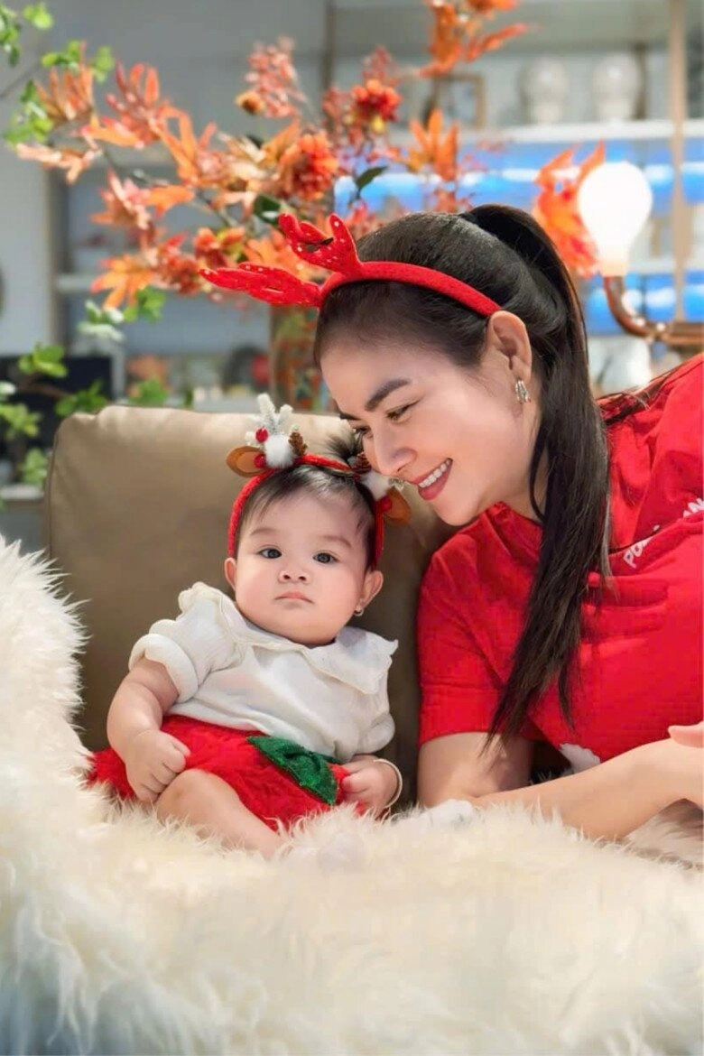 rồng con nhà sao việt đón giáng sinh ái nữ của chi bảo đội tóc giả con trai vân trang biểu cảm ngơ ngác - 4