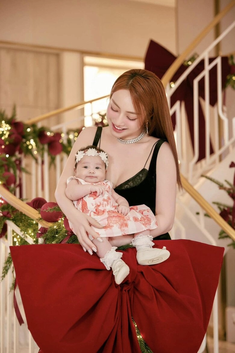 rồng con nhà sao việt đón giáng sinh ái nữ của chi bảo đội tóc giả con trai vân trang biểu cảm ngơ ngác - 11