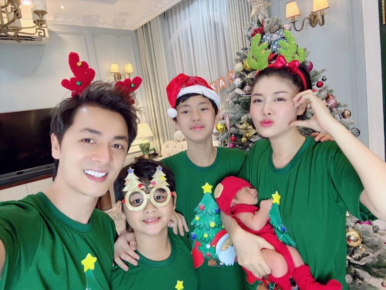 rồng con nhà sao việt đón giáng sinh ái nữ của chi bảo đội tóc giả con trai vân trang biểu cảm ngơ ngác - 13