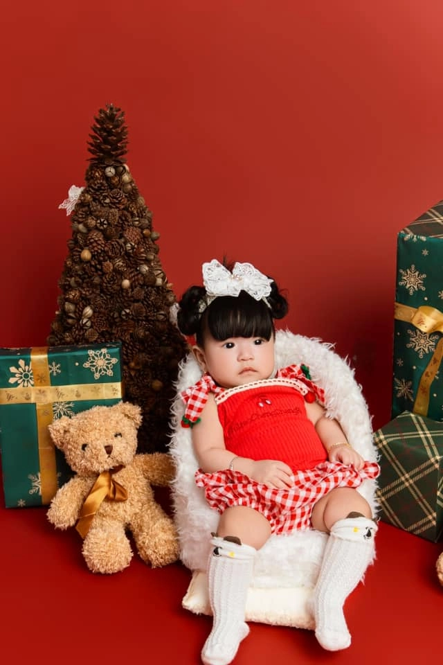 rồng con nhà sao việt đón giáng sinh ái nữ của chi bảo đội tóc giả con trai vân trang biểu cảm ngơ ngác - 19