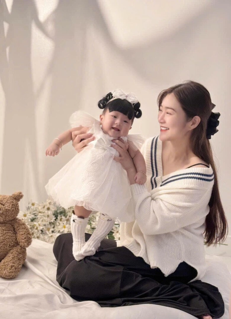 rồng con nhà sao việt đón giáng sinh ái nữ của chi bảo đội tóc giả con trai vân trang biểu cảm ngơ ngác - 20