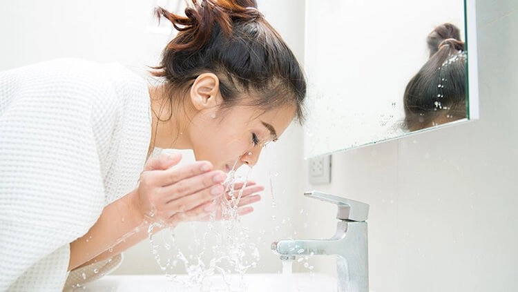 Rửa mặt bằng nước khoáng có gas hay nước muối giúp làm sạch da tốt hơn có lưu ý không phải ai cũng biết - 1