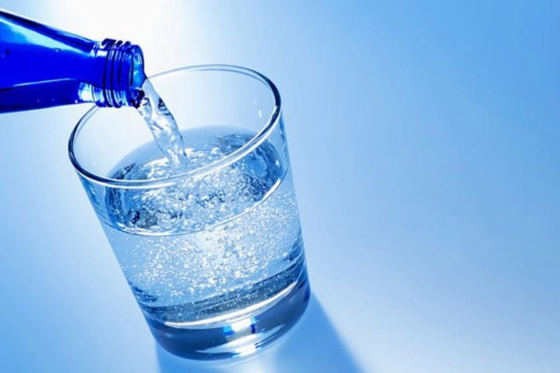 Rửa mặt bằng nước khoáng có gas hay nước muối giúp làm sạch da tốt hơn có lưu ý không phải ai cũng biết - 2
