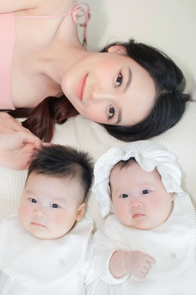 Sam đề phòng cao độ ngay cả khi đi tắm có 3 người hỗ trợ chăm con nhưng vẫn thấy quá sức - 5