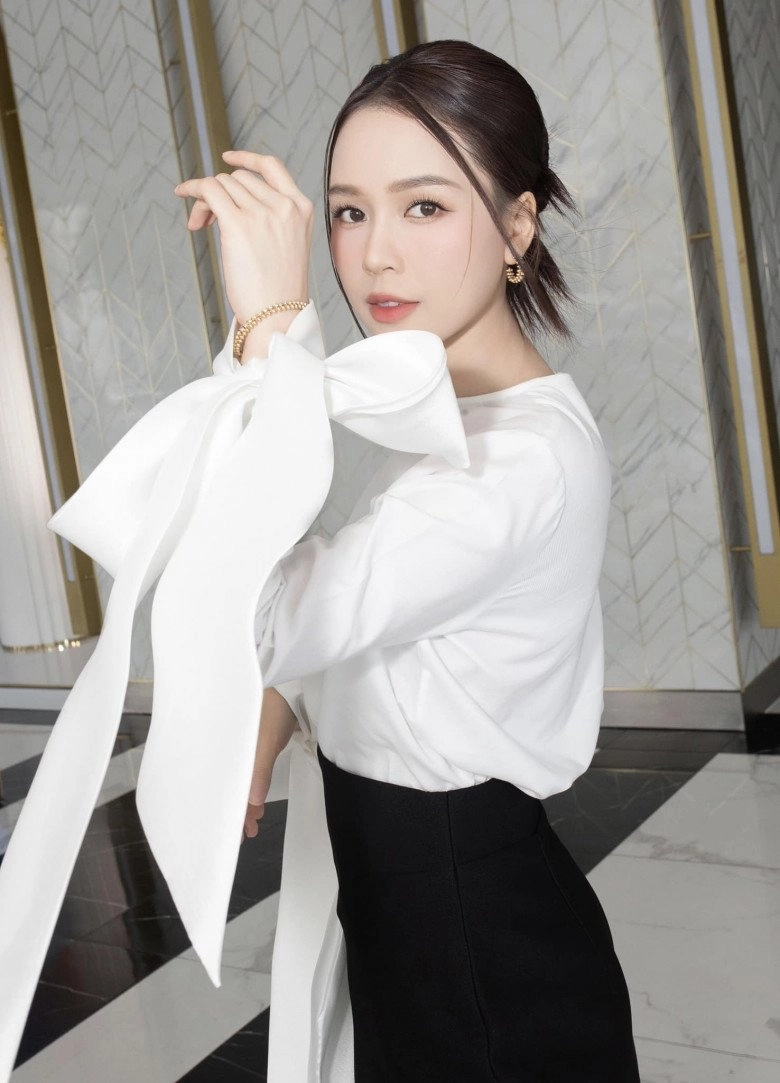 Sam đề phòng cao độ ngay cả khi đi tắm có 3 người hỗ trợ chăm con nhưng vẫn thấy quá sức - 6