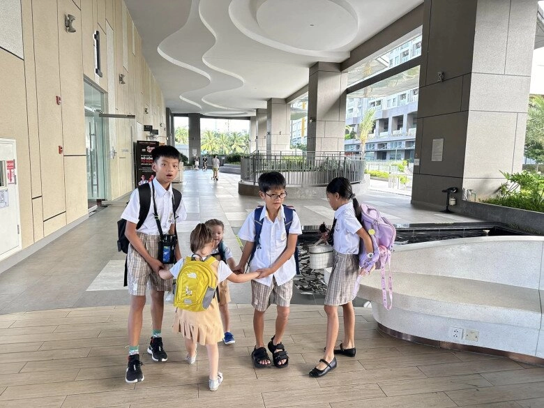 Sao việt 24h á hậu làm mẹ đơn thân của 5 nhóc tì cảnh đưa các con đi học đầy một xe gây sốt - 2