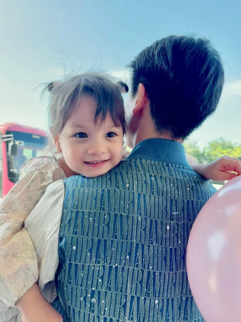 Sao việt 24h anh chồng đỗ mỹ linh chia sẻ cách dạy con của bố đơn thân 2 cháu bầu hiển học xuất sắc từ nhỏ - 2