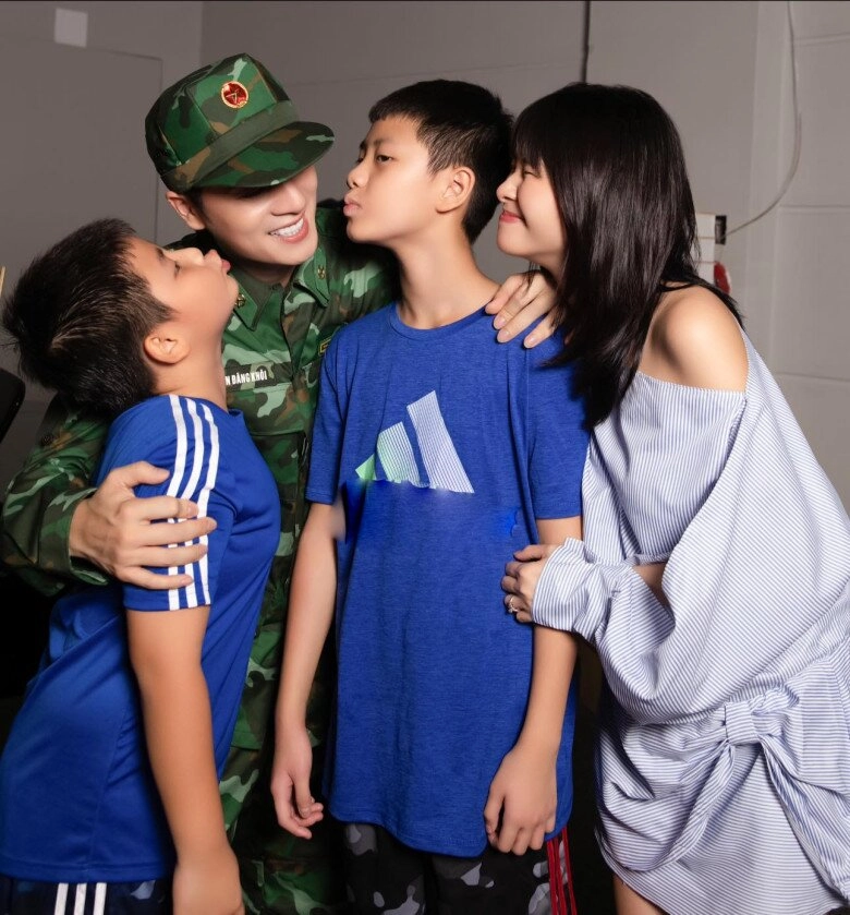 Sao việt 24h anh chồng đỗ mỹ linh khoe con trai tài giỏi đạt hạng nhất trong lớp và giao tiếp 100 bằng tiếng anh - 11