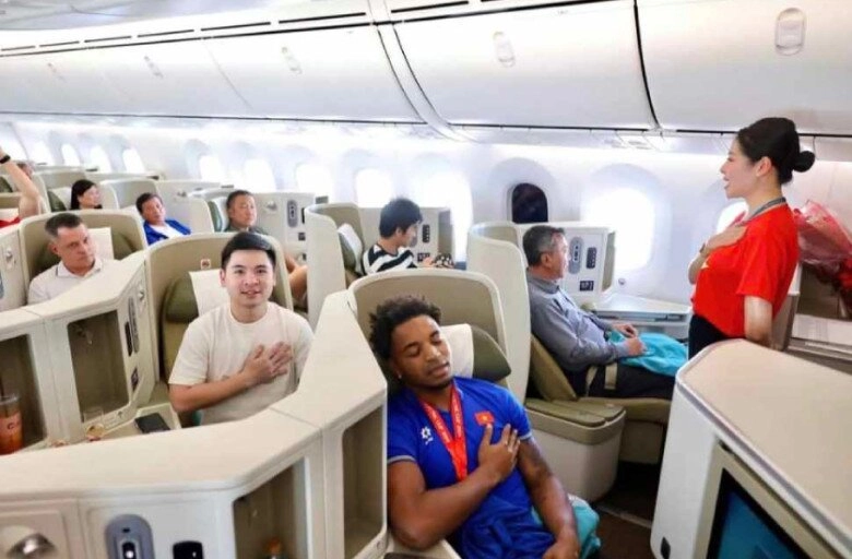 Sao việt 24h chồng chủ tịch của đỗ mỹ linh đích thân đỡ nguyễn xuân son trên máy bay nàng hậu về cùng các cầu thủ - 1