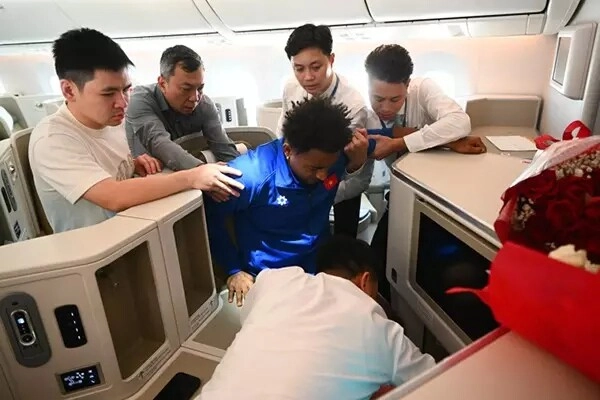 Sao việt 24h chồng chủ tịch của đỗ mỹ linh đích thân đỡ nguyễn xuân son trên máy bay nàng hậu về cùng các cầu thủ - 2