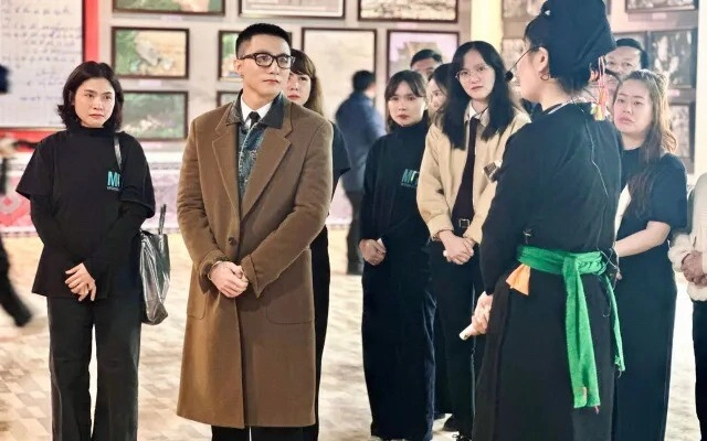 Sao việt 24h chồng chủ tịch của đỗ mỹ linh đích thân đỡ nguyễn xuân son trên máy bay nàng hậu về cùng các cầu thủ - 7