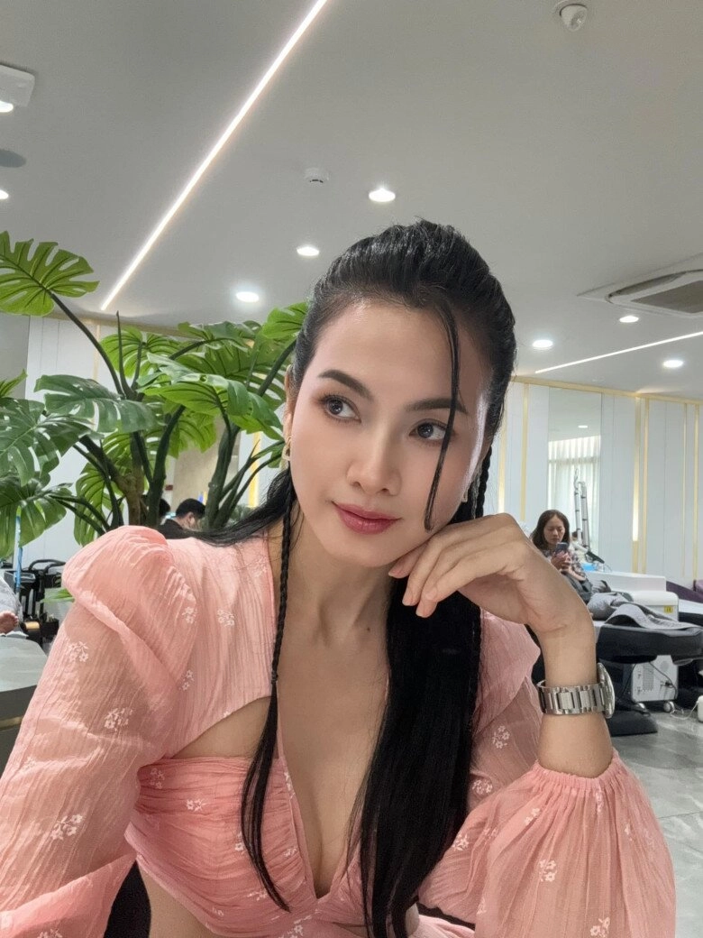 Sao việt 24h chồng chủ tịch của đỗ mỹ linh đích thân đỡ nguyễn xuân son trên máy bay nàng hậu về cùng các cầu thủ - 9