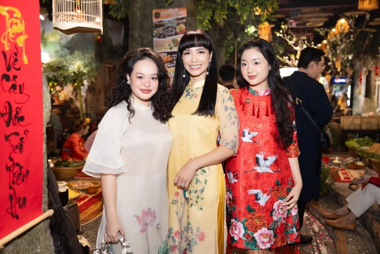 Sao việt 24h chồng chủ tịch của đỗ mỹ linh đích thân đỡ nguyễn xuân son trên máy bay nàng hậu về cùng các cầu thủ - 15