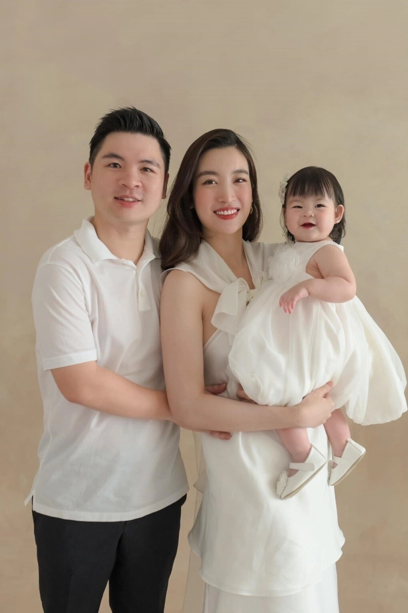 Sao việt 24h chồng đỗ mỹ linh bỏ về một mình không đợi vợ khi thua bóng đá nàng hậu lật đật chạy theo sau - 4