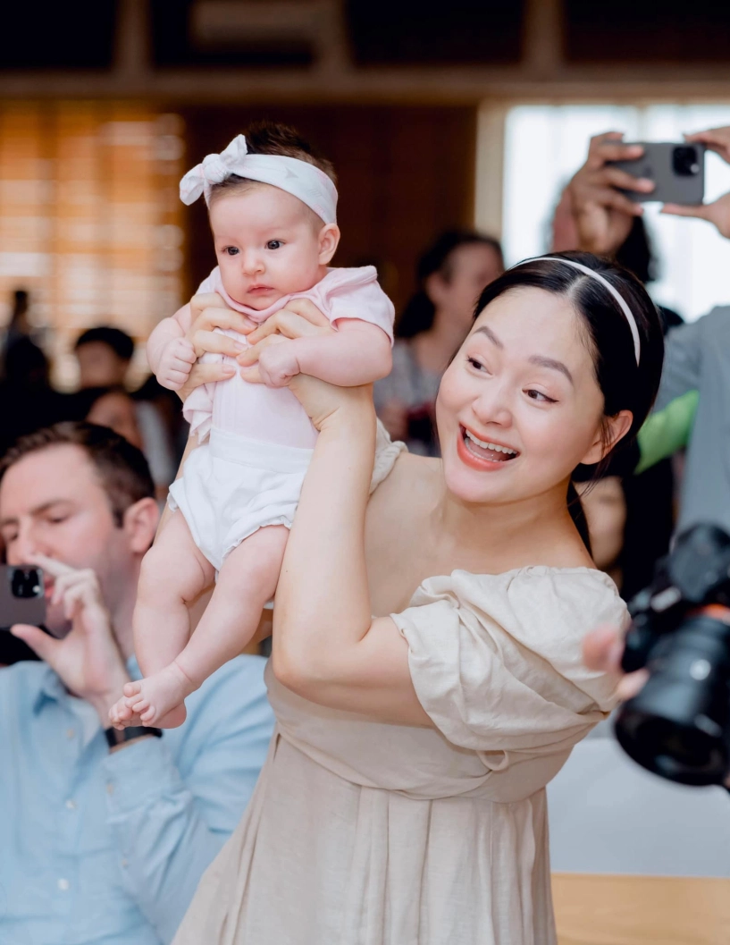 Sao việt 24h con gái lai tây nhà lan phương chập chững bước đi đầu tiên mới 8 tháng đã cứng cáp bất ngờ - 5