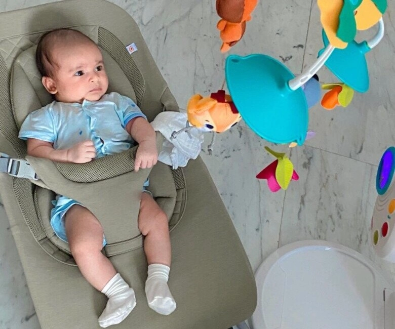 Sao việt 24h con trai lai ấn của võ hạ trâm được mẹ mua cho đồ chơi mới nhưng mặt vẫn khó đăm đăm - 1