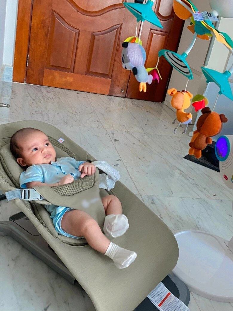 Sao việt 24h con trai lai ấn của võ hạ trâm được mẹ mua cho đồ chơi mới nhưng mặt vẫn khó đăm đăm - 2