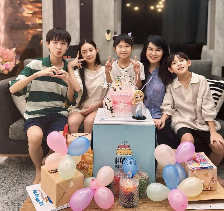 Sao việt 24h con trai riêng của chồng hoa hậu khánh vân điển trai như tài tử được mẹ ruột khen ngợi hết lời - 10