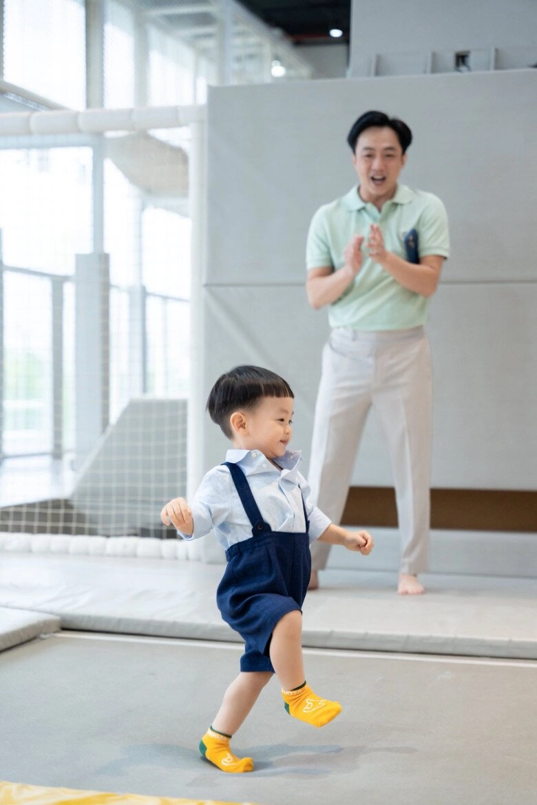 Sao việt 24h đàm thu trang dạy con trai út nghiêm khắc doanh nhân cường đô la liền vào bình luận thương em - 5