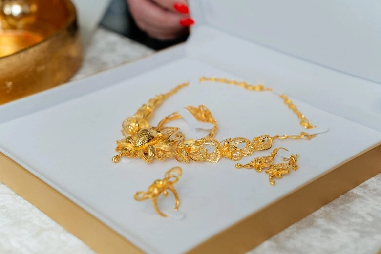 Sao việt 24h hoa hậu khánh vân đeo vàng đỏ người được mẹ ruột tặng trang sức trăm triệu khi cưới chồng hơn 17 tuổi - 2