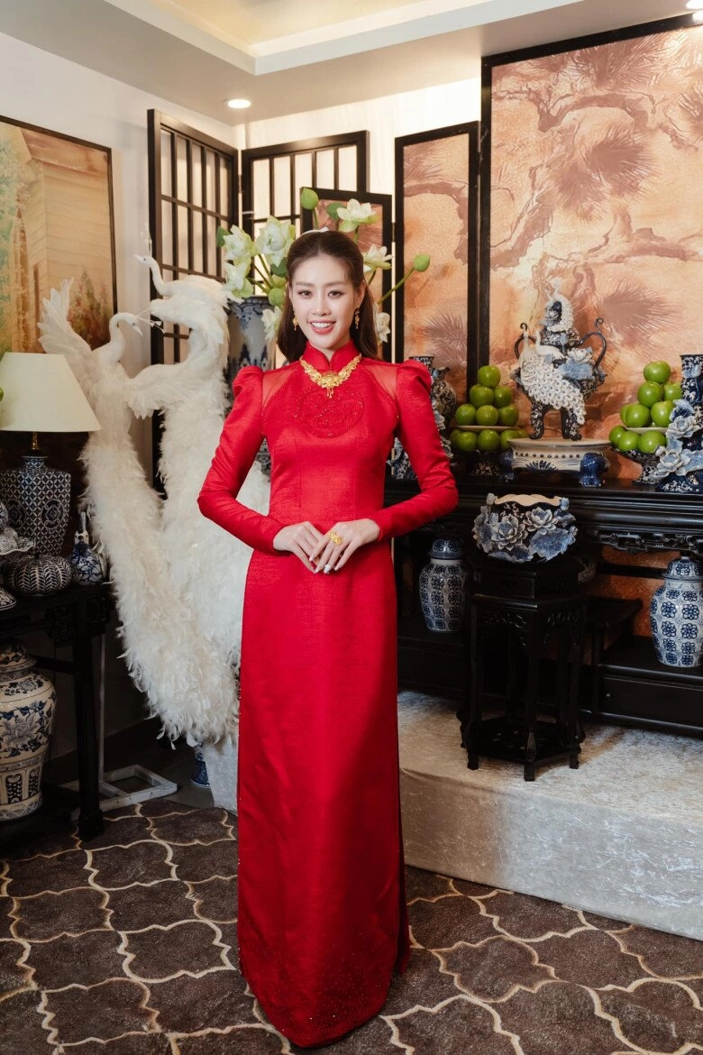 Sao việt 24h hoa hậu khánh vân đeo vàng đỏ người được mẹ ruột tặng trang sức trăm triệu khi cưới chồng hơn 17 tuổi - 3