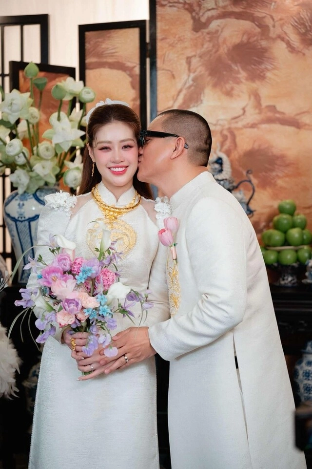 Sao việt 24h hoa hậu khánh vân đeo vàng đỏ người được mẹ ruột tặng trang sức trăm triệu khi cưới chồng hơn 17 tuổi - 5