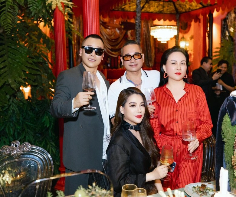 Sao việt 24h hoa hậu khánh vân đeo vàng đỏ người được mẹ ruột tặng trang sức trăm triệu khi cưới chồng hơn 17 tuổi - 7