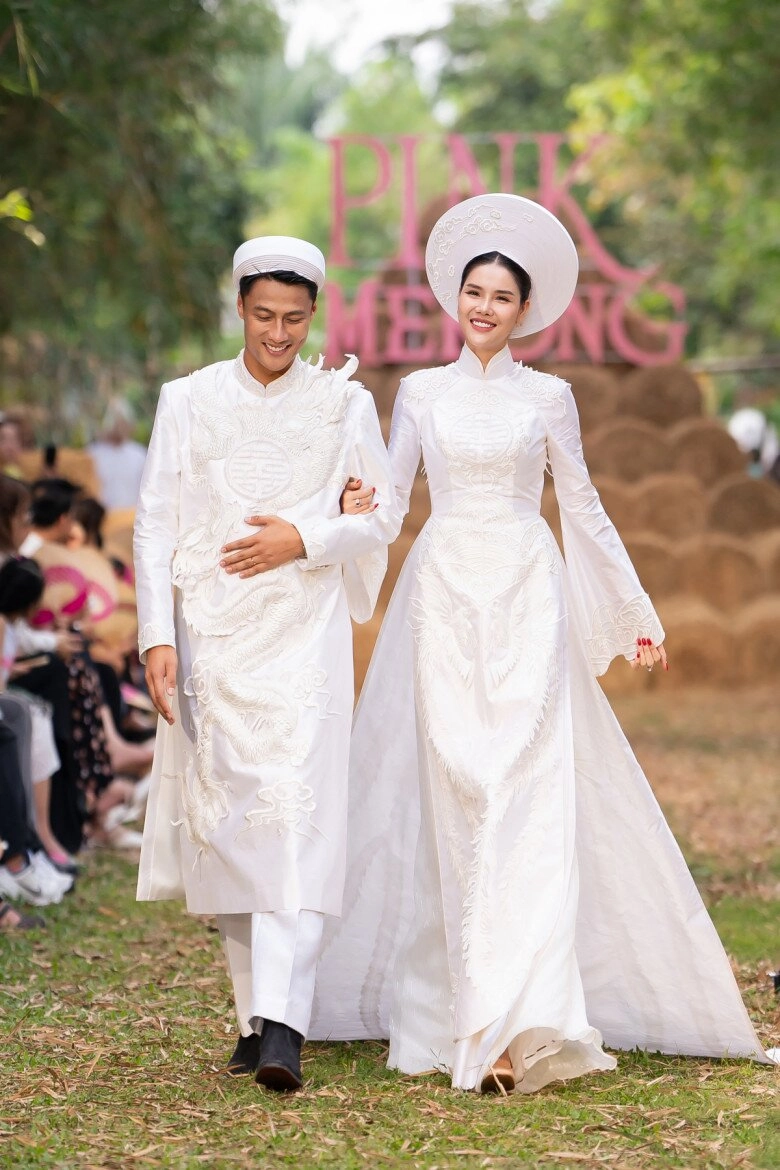 Sao việt 24h hoa hậu khánh vân đeo vàng đỏ người được mẹ ruột tặng trang sức trăm triệu khi cưới chồng hơn 17 tuổi - 11