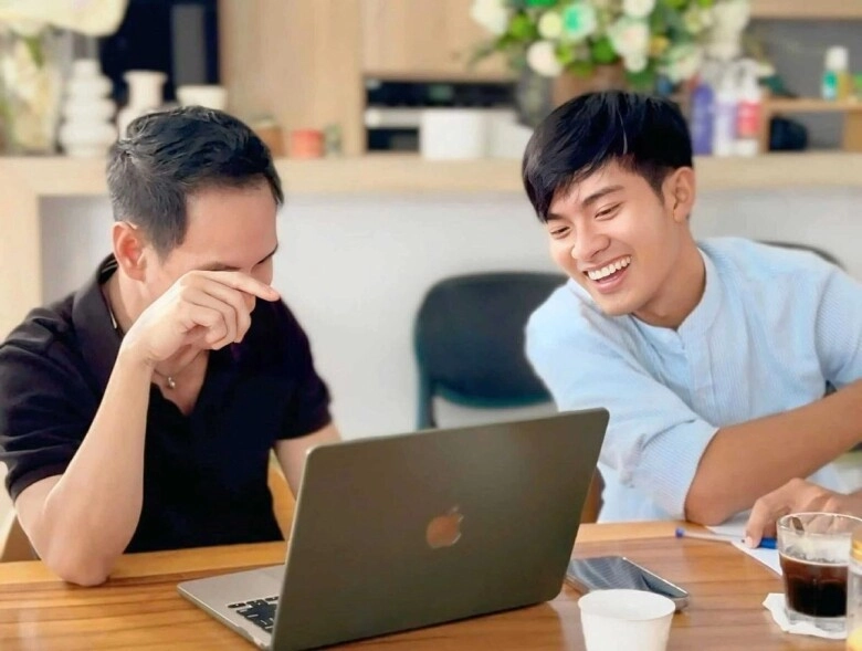 Sao việt 24h hoa hậu khánh vân đeo vàng đỏ người được mẹ ruột tặng trang sức trăm triệu khi cưới chồng hơn 17 tuổi - 14