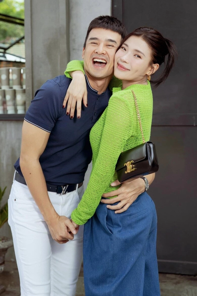 Sao việt 24h huy khánh gọi điện cho 2 con ở 2 quốc gia các con chung nửa dòng máu nhưng đều giống hệt bố - 7