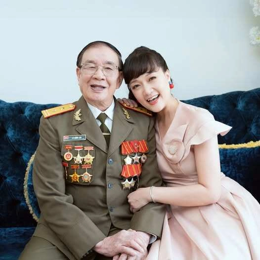 Sao việt 24h mỹ tâm và hòa minzy đọ sắc khi chung khung hình vân dung khoe bố ruột sở hữu bộ huy chương cao quý - 7