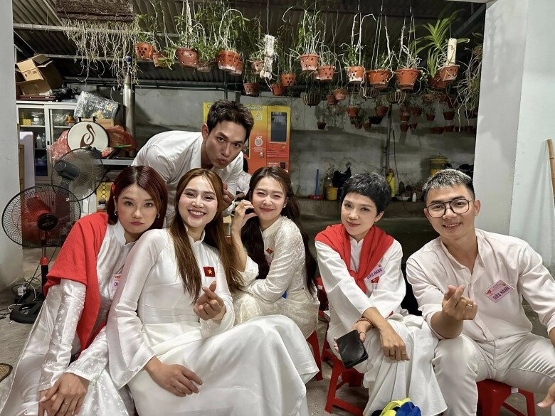 Sao việt 24h mỹ tâm và hòa minzy đọ sắc khi chung khung hình vân dung khoe bố ruột sở hữu bộ huy chương cao quý - 11