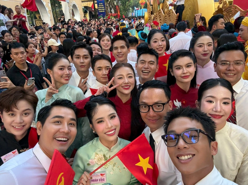 Sao việt 24h mỹ tâm và hòa minzy đọ sắc khi chung khung hình vân dung khoe bố ruột sở hữu bộ huy chương cao quý - 14