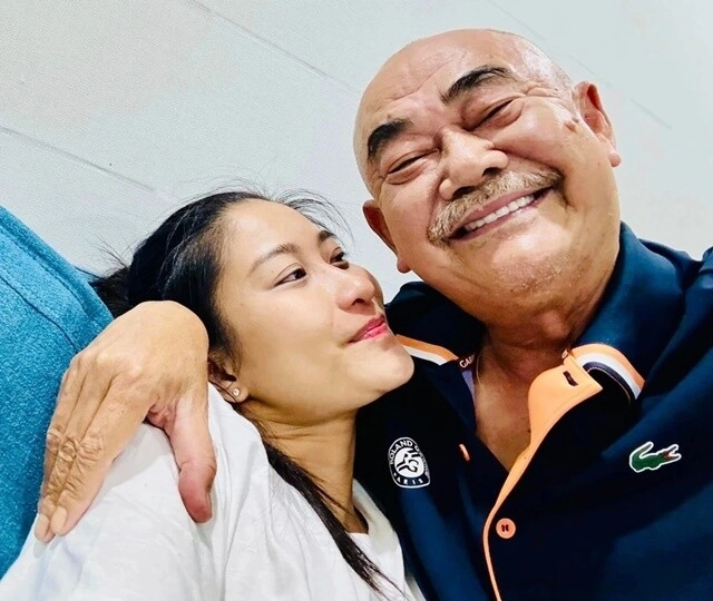 Sao việt 24h nsnd việt anh không ngại tình tứ bạn gái kém 36 tuổi trong bữa tiệc với đông đảo bạn bè đồng nghiệp - 3