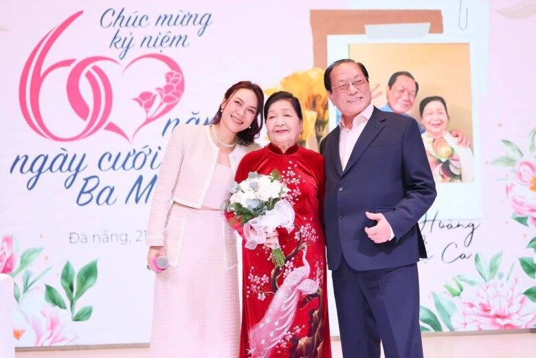 Sao việt 24h nsnd việt anh không ngại tình tứ bạn gái kém 36 tuổi trong bữa tiệc với đông đảo bạn bè đồng nghiệp - 11