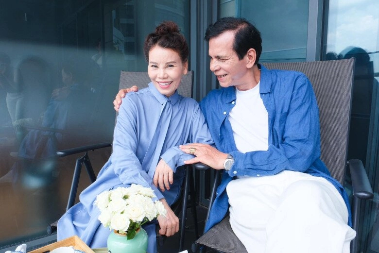 Sao việt 24h phụ huynh hồ ngọc hà khoe ảnh tình tứ bố ruột lai pháp 72 tuổi vẫn phong độ như minh tinh - 1